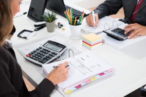 Le conseil en gestion de patrimoine face aux banques privées : quels enjeux pour les clients fortunés ?